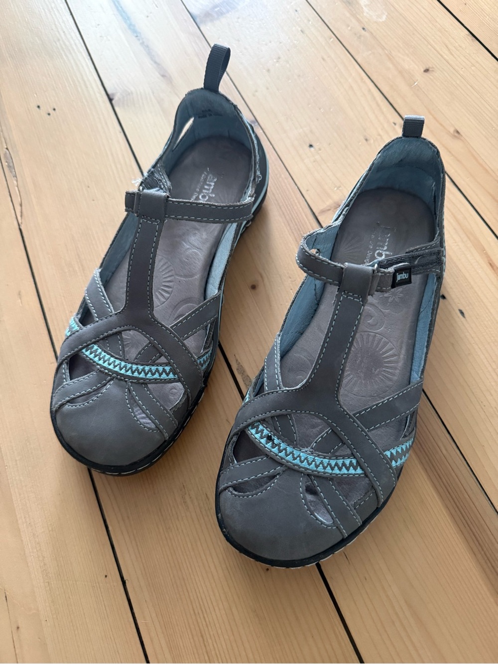 Jambu Women’s Gray Closed-Toe Mary Jane with Aqua Stitching size 6